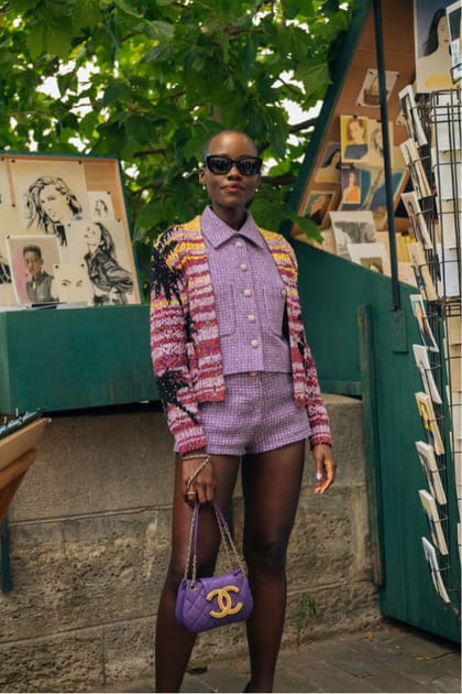 Lupita Nyong'o en ensemble en tweed au défilé Chanel haute couture automne-hiver 2023-2024