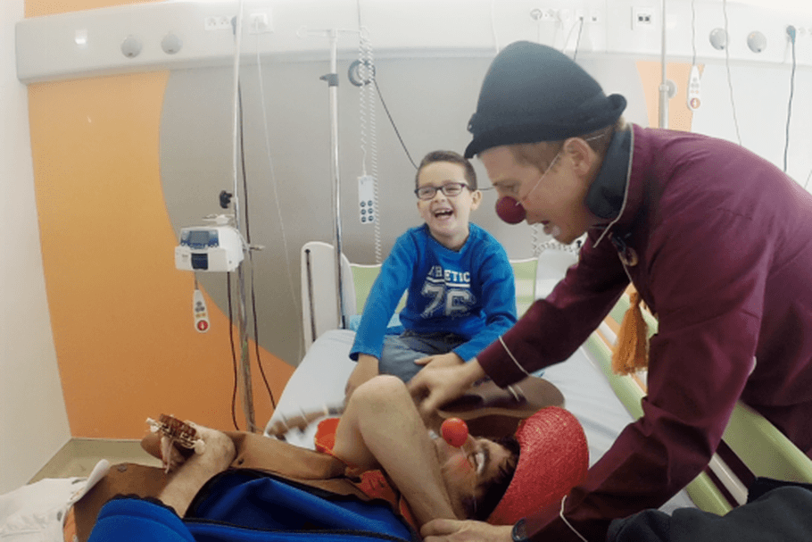 Aidez Le Rire Médecin à continuer de faire rire les enfants malades