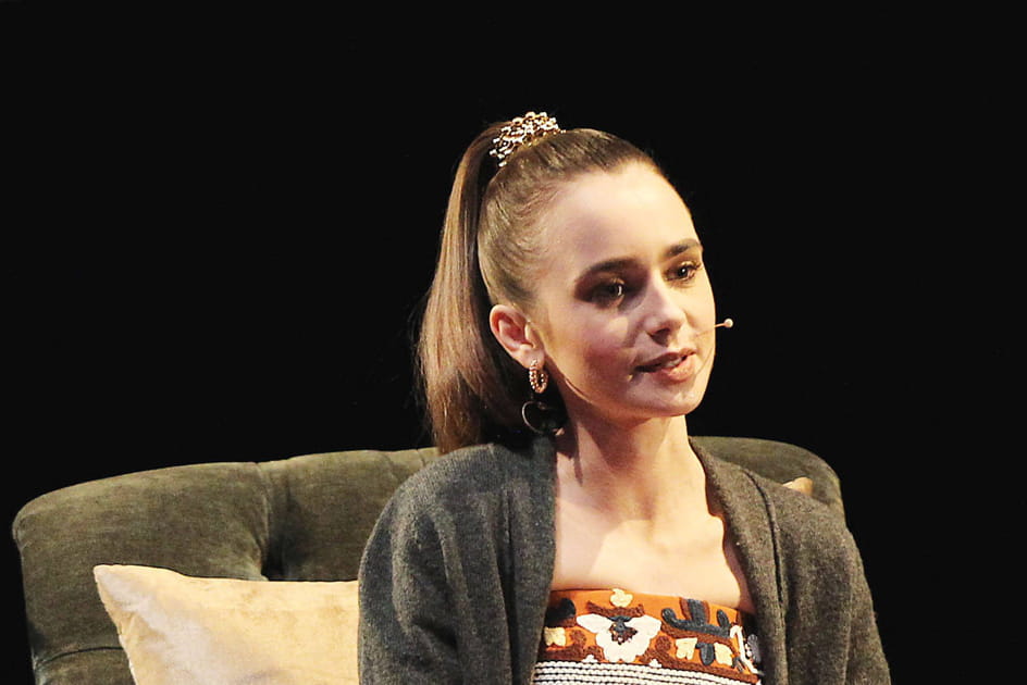 Lily Collins avec un chouchou &agrave; perles sur une queue-de-cheval