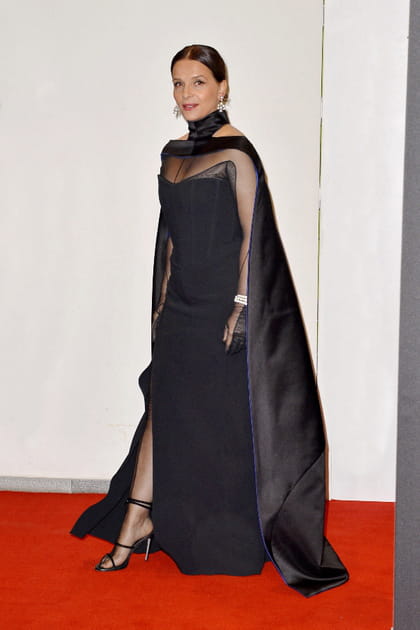 Juliette Binoche en robe longue et cape noire Thierry Mugler