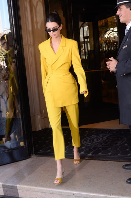 Kendall Jenner en costume jaune citron