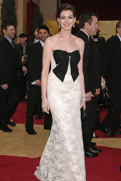 Anne Hathaway en robe &agrave; n&oelig;ud Valentino