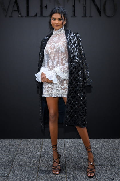 Simone Ashley au d&eacute;fil&eacute; Valentino