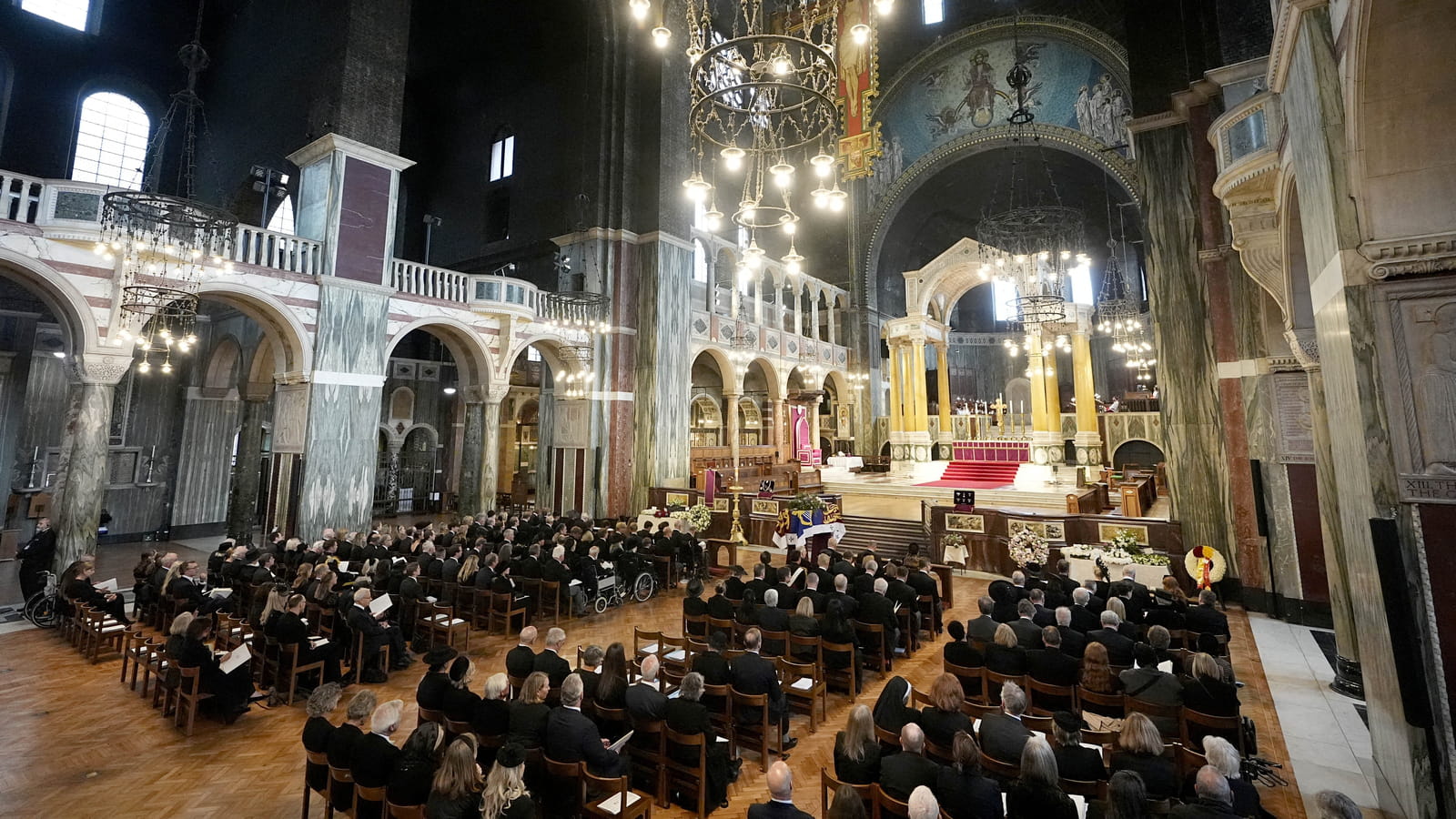 Les proches de la défunte dans la cathédrale