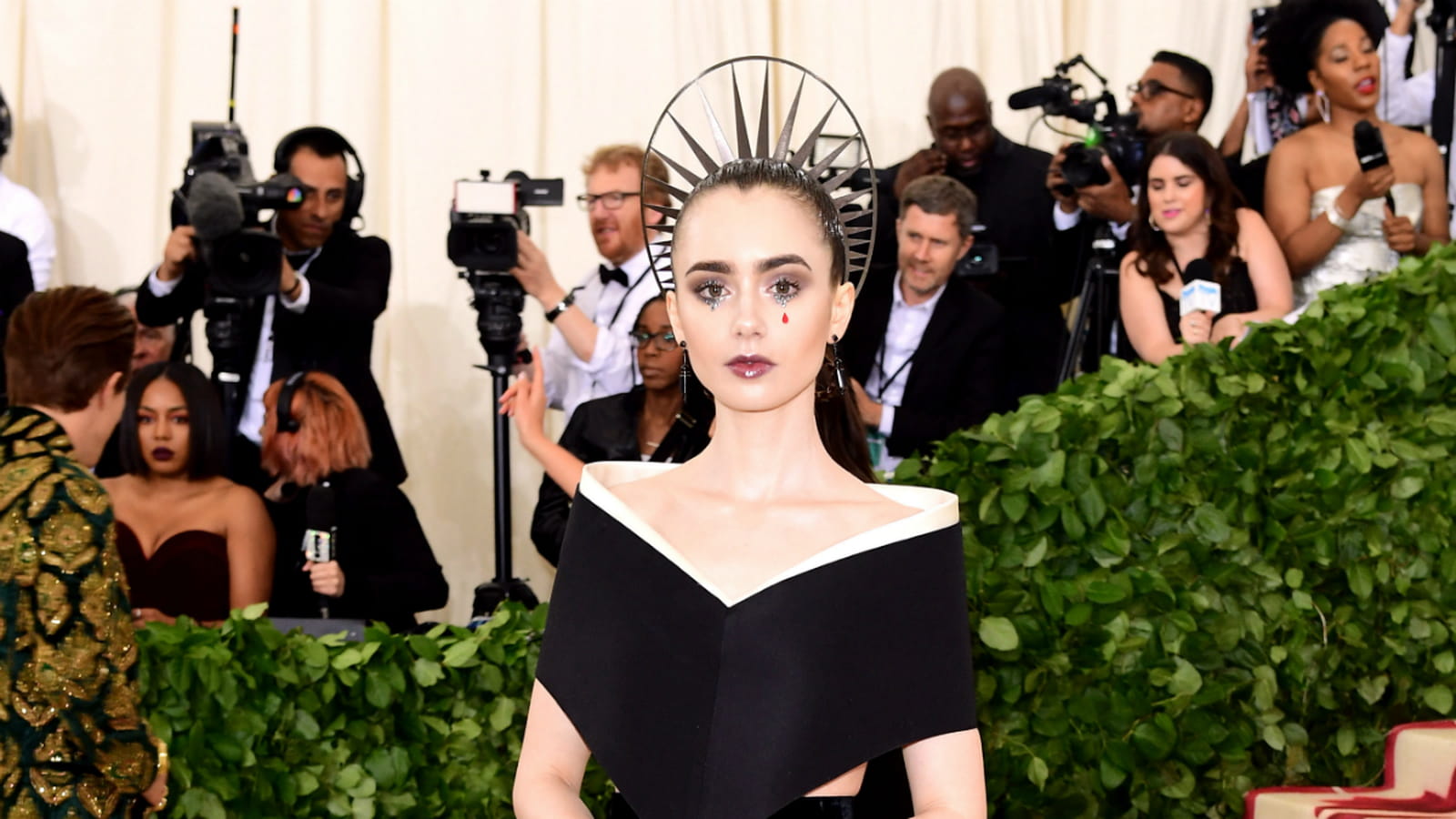 Lily Collins 