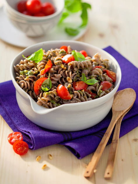 Salade de Fusilli au sarrasin, pesto, tomates et pignons de pin