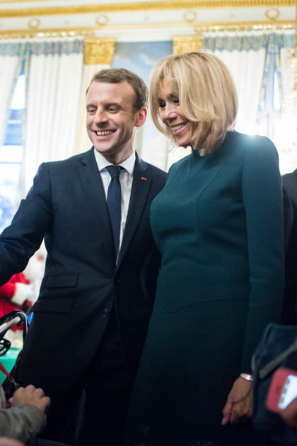Brigitte Macron en robe verte &agrave; col montant et manches longues