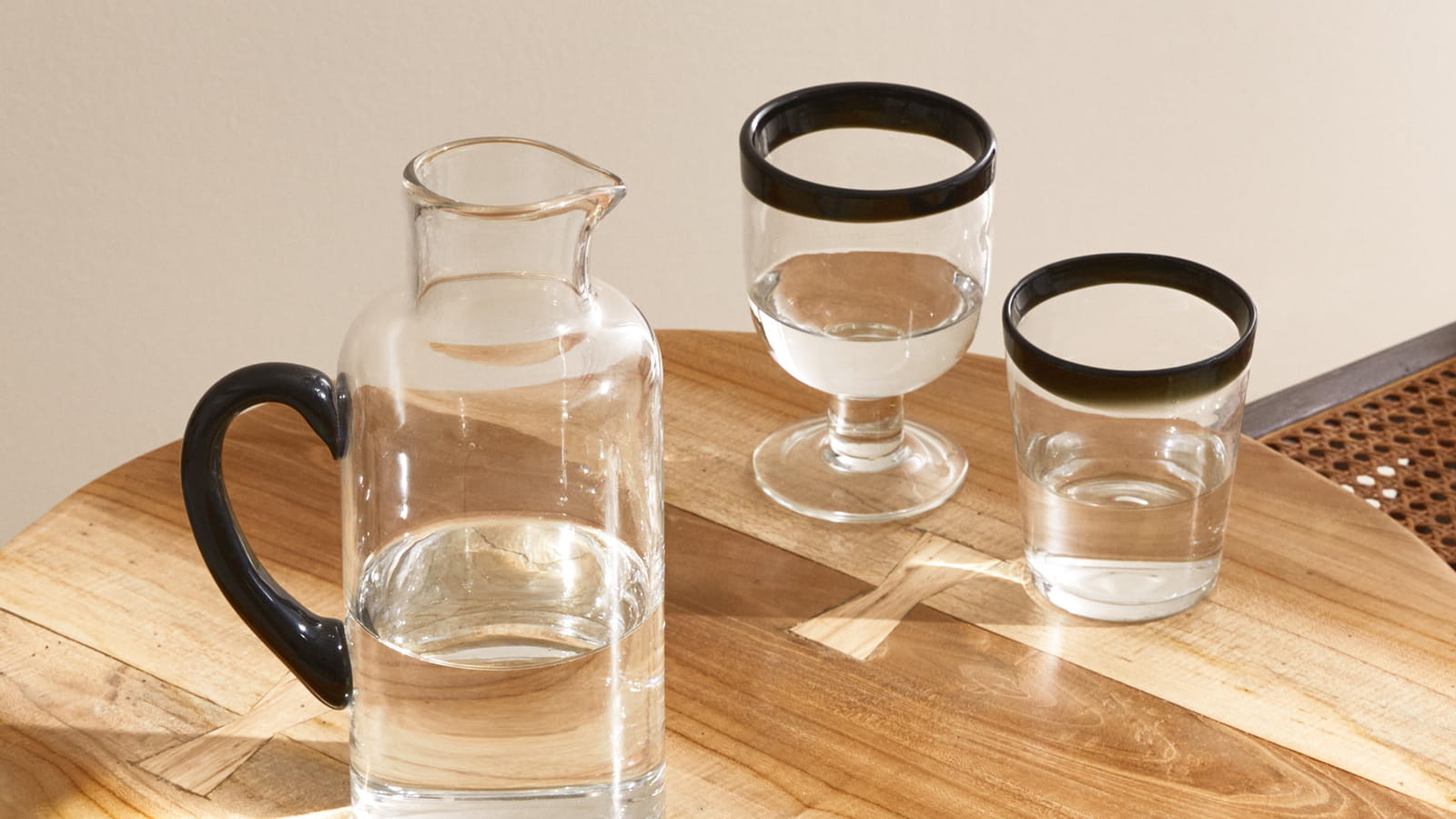 Carafe et verres à bord noir