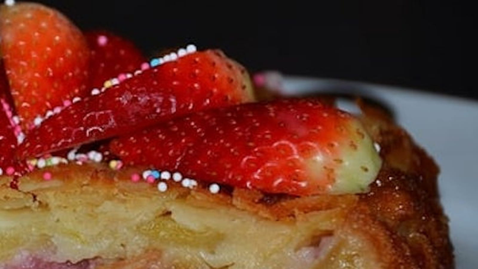 Gâteau invisible pommes, fraises, amandes