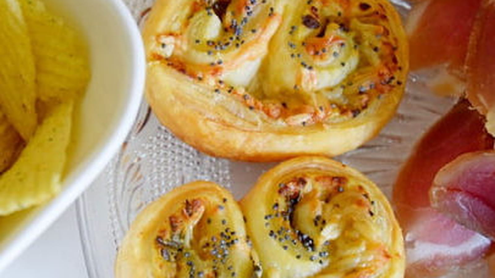 Palmier au chèvre et basilic garni de graines de pavot