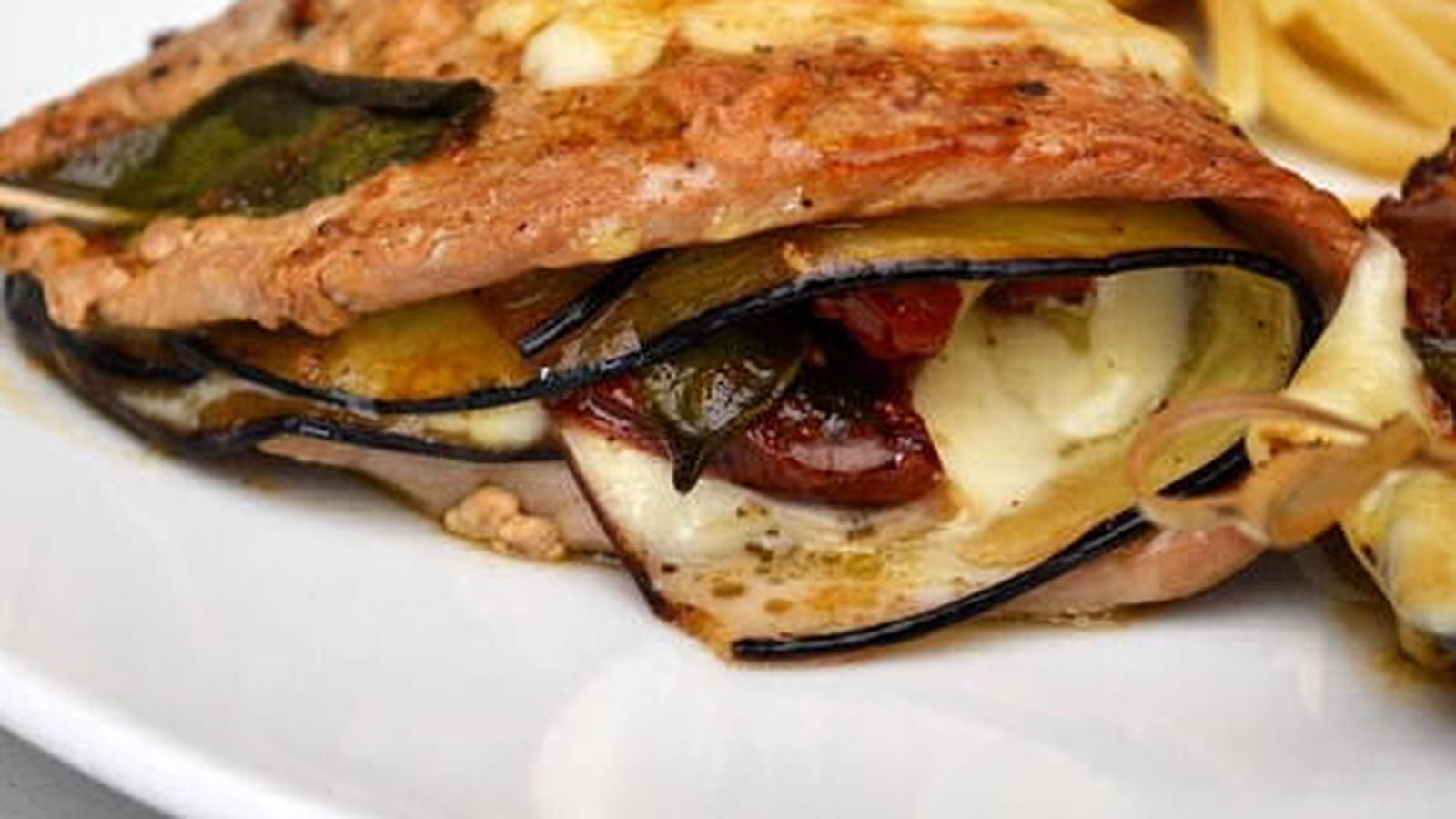 Escalopes de veau farcies aux aubergines, mozzarella, tomates séchées et sauge