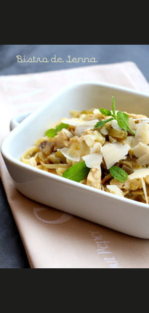 Spaghettis plats au poulet, aubergine et menthe