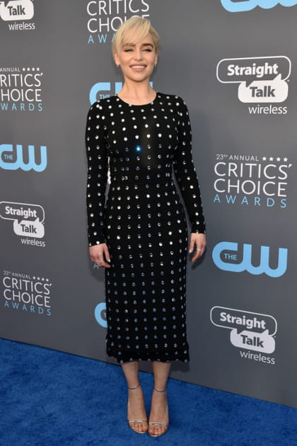 Emilia Clarke en robe noire