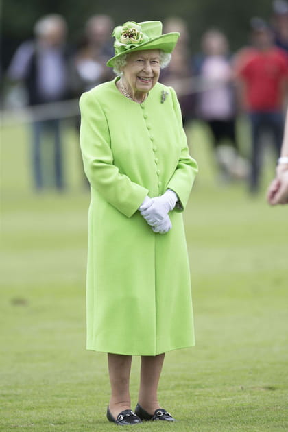 La reine Elizabeth II en robe manteau verte