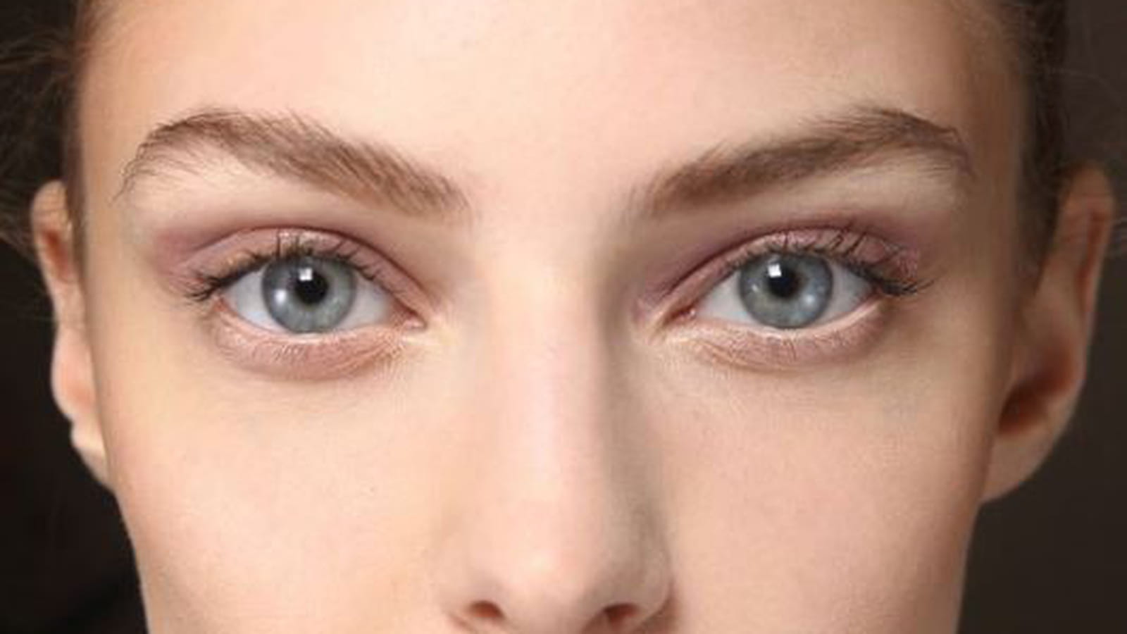 Le regard rose pâle 