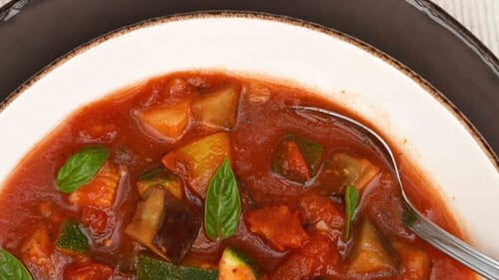 Soupe de ratatouille avec aubergines, poivrons et courgettes
