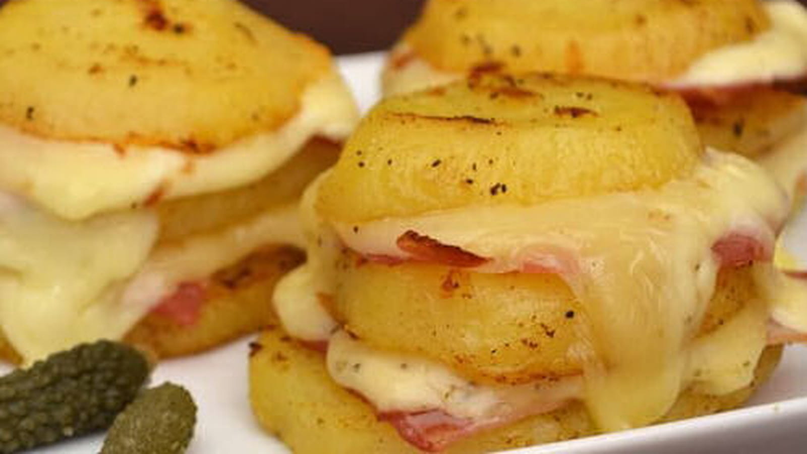 Pommes de terre au four au fromage à raclette et lard fumé