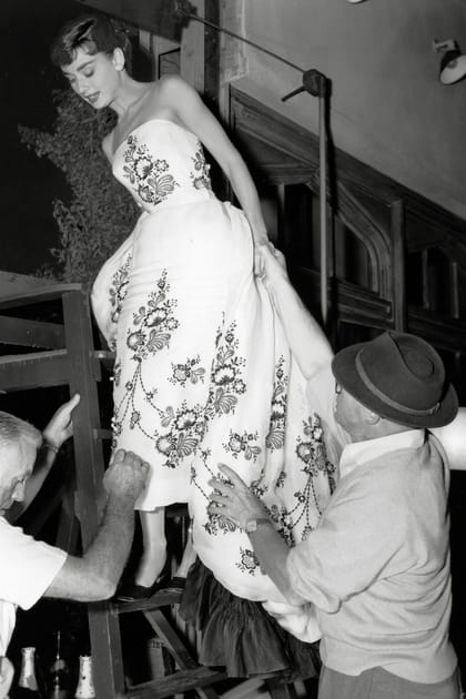 Audrey Hepburn en robe brod&eacute;e